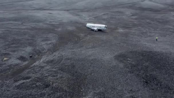 Заброшенный Обломк Самолета Черном Пляже Солхеймасандур Исландии Камера Движется Вперед — стоковое видео