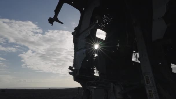 Silhouette Crashed Plane Fuselage Sun Solheimasandur Beach Iceland Sun Rays — Wideo stockowe