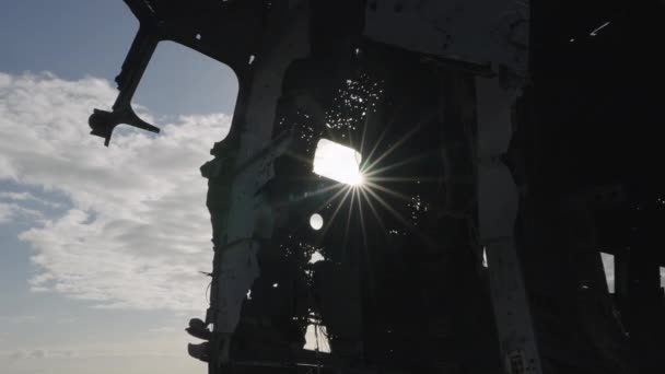 Силует Crashed Plane Fuselage Sun Пляжі Solheimasandur Ісландія Sun Rays — стокове відео