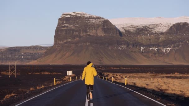 Back View Man Yellow Jacket Running Empty Asphalt Road Majestic — Vídeo de Stock