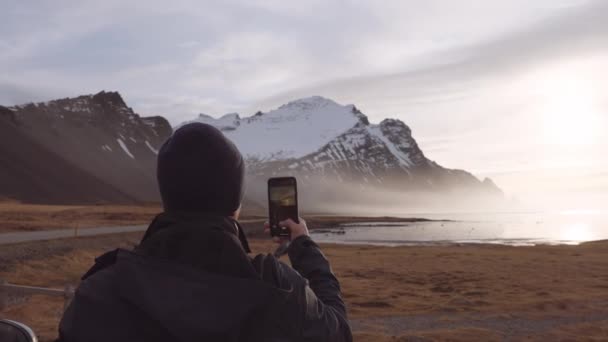 Man Tourist Capturando Deslumbrante Paisagem Com Smartphone Sunrise Majestosas Montanhas — Vídeo de Stock