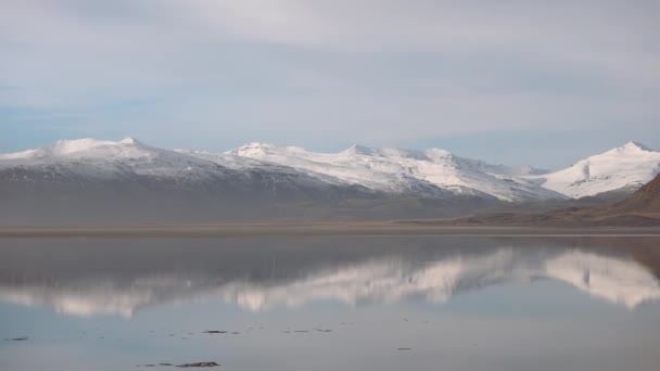 Paisaje Panorámico Superficie Del Lago Con Reflejos Montañas Cubiertas Nieve — Vídeo de stock