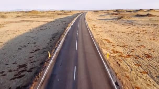 Aerial Empty Highway Running Desert Iceland Panoramique Tir Large Caméra — Video