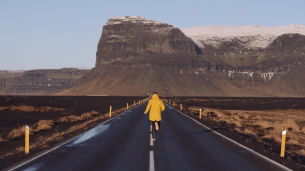 Back View Man Yellow Jacket Running Empty Asphalt Road Majestic — Stock Video