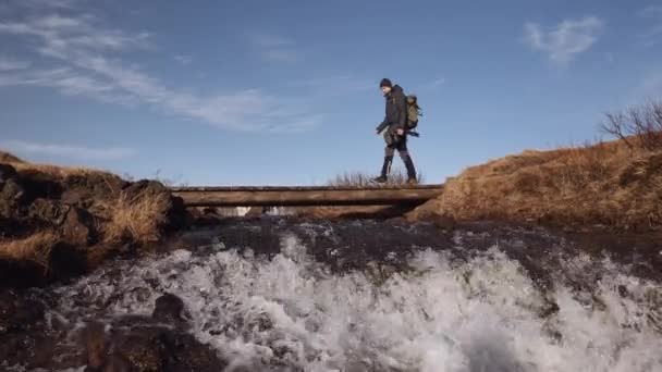 Bottom View Cascades Fast Flowing River Little Wooden Bridge Tourist — ストック動画