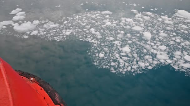 Wysoki Kąt Widzenia Szerokie Ujęcie Powierzchni Morza Lodem Łodzi Grenlandia — Wideo stockowe