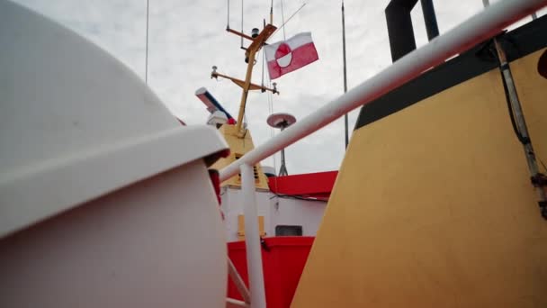 Lassú Mozgás Közepes Daru Lövés Zászló Fúj Szél Fedélzeten Hajó — Stock videók