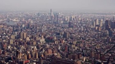 Bir helikopterden çekilmiş New York Manhattan 'ın hava görüntüsü. Kentsel Şehir Manzarası. Geniş Panoramik Çekim. Kamera Sola Taşır