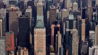 Bir helikopterden çekilmiş New York Manhattan gökdelenlerinin hava görüntüsü. Kentsel Şehir Manzarası. Döndürme Çekimi