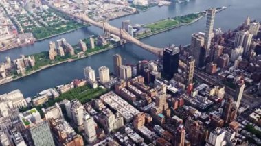 Bir helikopterden çekilmiş New York Manhattan gökdelenlerinin hava görüntüsü. Kentsel Şehir Manzarası. Panoramik Eğim Döndürme Görüntüsü