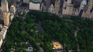 Bir helikopterden çekilmiş New York Central Park 'ın hava görüntüsü. Kentsel Şehir Manzarası. Geniş Açı Eğik Çekim
