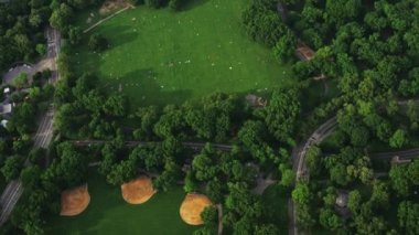 Bir helikopterden çekilmiş New York Central Park 'ın hava görüntüsü. Kentsel Şehir Manzarası. Panoramik Eğim Görüntüsü