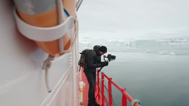 Wide Lockdown Slow Motion Shot Photographer Standing Deck Boat Filming — Vídeo de Stock