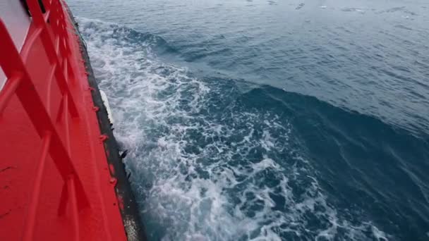 Slow Motion Wide Shot Barco Hielo Mar Cerca Costa Groenlandia — Vídeos de Stock