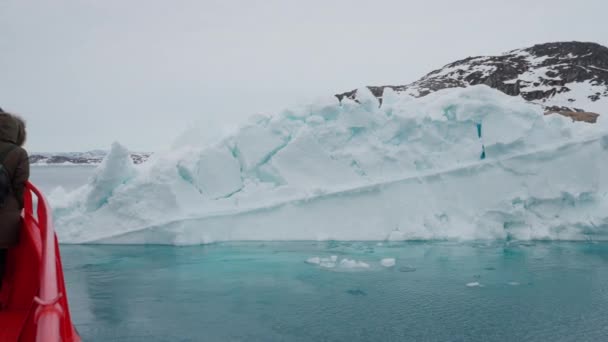 Panoramique Large Tourné Pont Bateau Iceberg Mer Calme Groenland — Video