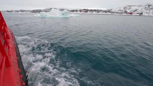 Slow Motion Wide Shot Boat Ice Sea Coastline Greenland — Αρχείο Βίντεο