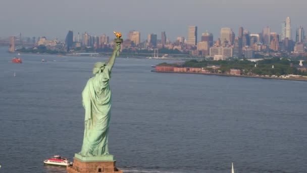 Widok Lotu Ptaka Słynną Statuę Wolności New York Harbor Słynny — Wideo stockowe