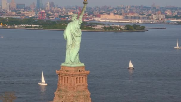 Вид Воздуха Иконическую Статую Свободы Гавань Нью Йорка Знаменитая Достопримечательность — стоковое видео