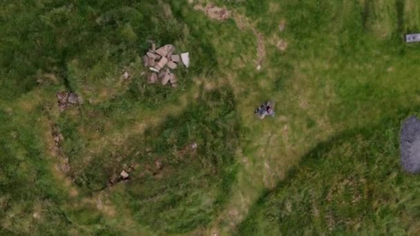 Aerial Top View Man Walks Green Meadow Little Black House — Vídeo de stock