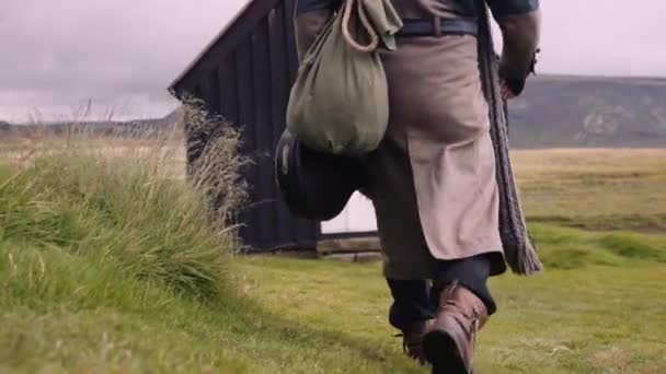 Stilvoller Mann Mit Sacksack Auf Der Schulter Und Banjo Etui — Stockvideo