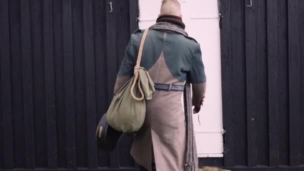 Stilvoller Mann Mit Sacksack Und Banjo Etui Öffnet Weiße Tür — Stockvideo