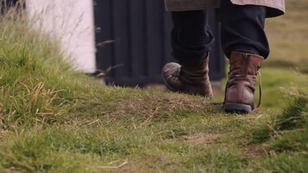 Close Mans Feet Leather Boots Walks Grass Little Black House — ストック動画