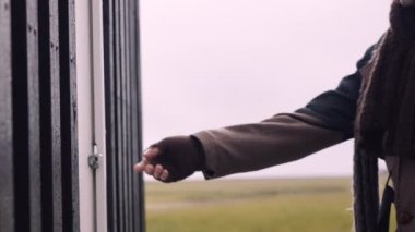 Stylish Mans Hand 'in yakın çekimi Kapıyı açıyor ve Küçük Siyah Ev' e giriyor. Sinematik Yavaş Hareket Statik Taraflı Görüntü