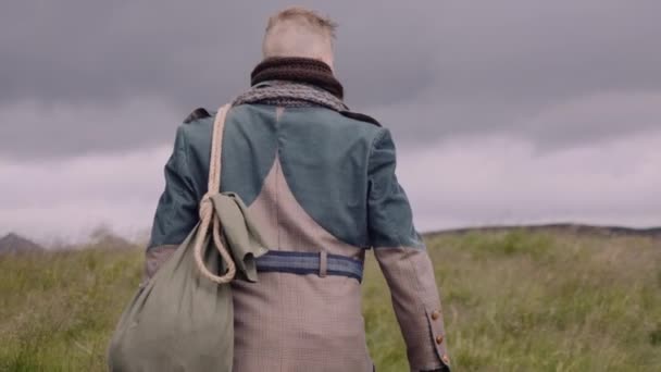 Stilvoller Mann Mit Sacksack Auf Der Schulter Und Banjo Koffer — Stockvideo