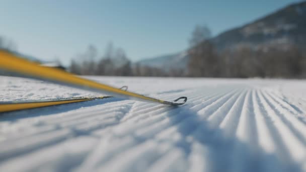 Close Lockdown Slow Motion Low Angle Shot Yellow Skis Snow — Stok video