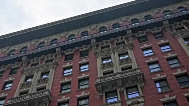 Passing Ornate New York Apartment Building Cloudy Sky — Vídeo de Stock