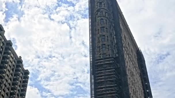 Low Angle Point View Titling Shot Travelling Flatiron Building New — Stok video