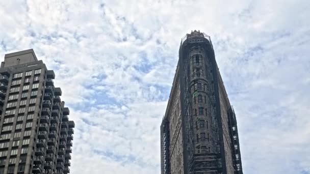 Low Angle Point View Shot Travelling Flatiron Building New York — Stock video