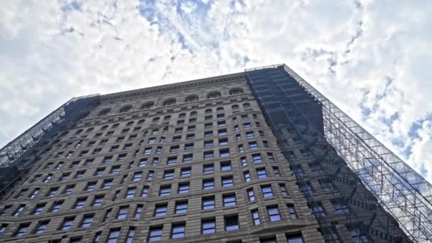 Low Angle Point View Wide Shot Side Flatiron Building Panning — Vídeo de Stock
