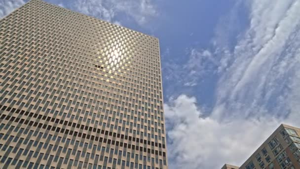 Low Angle Wide Panning Shot Sunlit Jacob Javits Federal Building — ストック動画