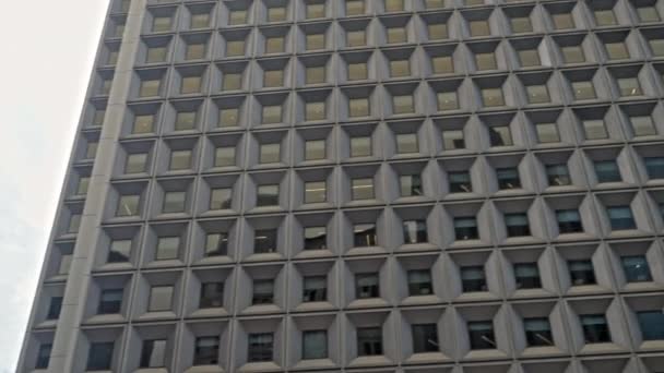 Handheld Medium Zoom Tilt Facade New York City Skyscraper — Vídeo de Stock