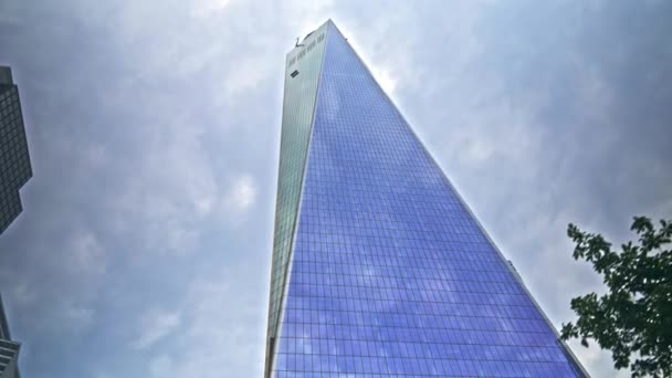 Low Angle Wide Dolly Shot One World Trade Centre Reflecting – Stock-video