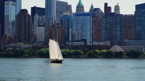 Sailboat Front Modern High Rising Glass Buildings Manhattan New York — Stockvideo