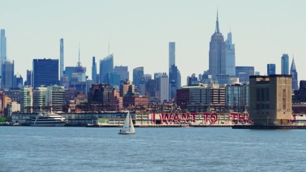 Sailboat Front Modern High Rising Glass Buildings Manhattan New York — Wideo stockowe