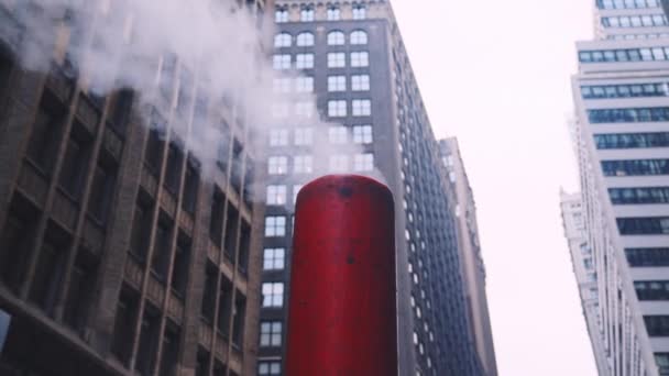 Bottom View Steaming Chimney Street Midtown Manhattan New York Urban — Vídeos de Stock