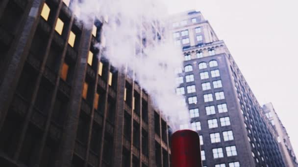 Bottom View Steaming Chimney Street Midtown Manhattan New York Urban — Stok video