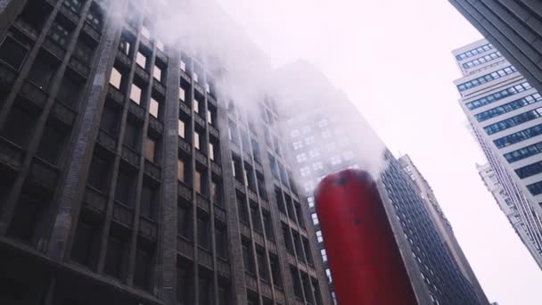 Bottom View Steaming Chimney Street Midtown Manhattan New York Urban — Vídeo de stock