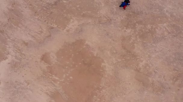 Aerial Top Shot Tourists Walking Endless Sands — Video