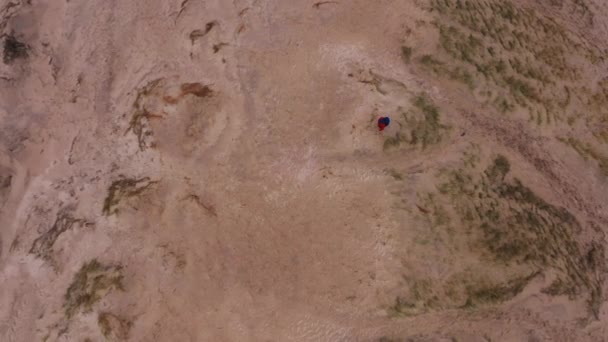 Aerial Top High Altitude Shot Tourist Standig Sand Dunes Camera — Vídeos de Stock
