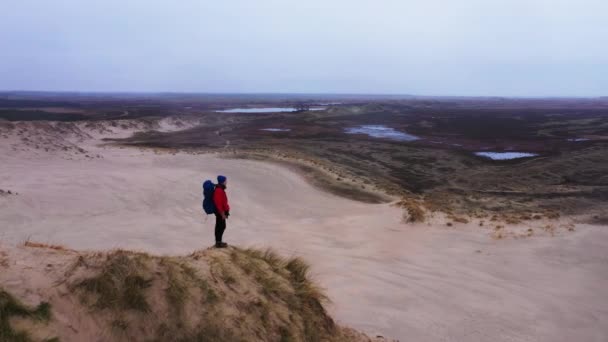 Aerial Wide Side View Shot Tourist Standing Top Sand Dune — Vídeos de Stock