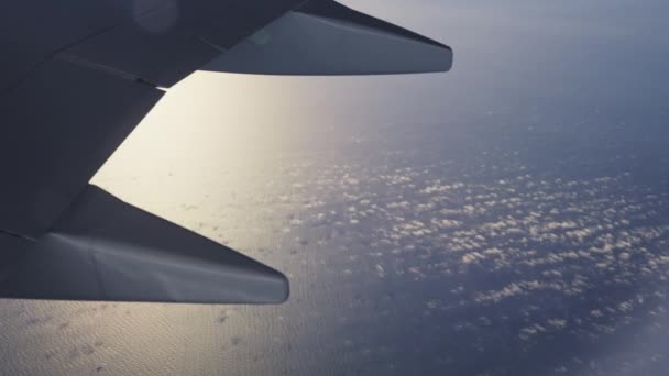 Close View Plane Window Aircrafts Wing Blue Sea Flight Beautiful — Vídeo de Stock