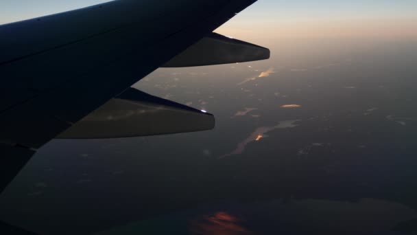 View Plane Window Silhouette Aircrafts Wing Beautiful Scenery Sunset Lights — Stock video