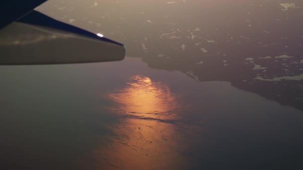 View Plane Window Beautiful Scenery Sunset Sun Reflections Water Surface — Video