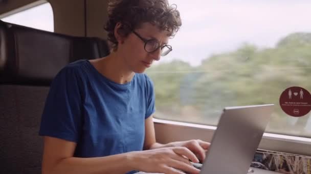 Portrait Woman Curly Hairs Glasses Working Laptop While Going Train — Vídeo de stock
