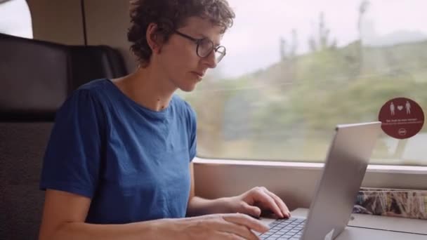 Portrait Woman Curly Hairs Glasses Working Laptop While Going Train — ストック動画