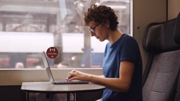 Portrait Woman Curly Hairs Glasses Working Laptop While Waiting Train — Stok video
